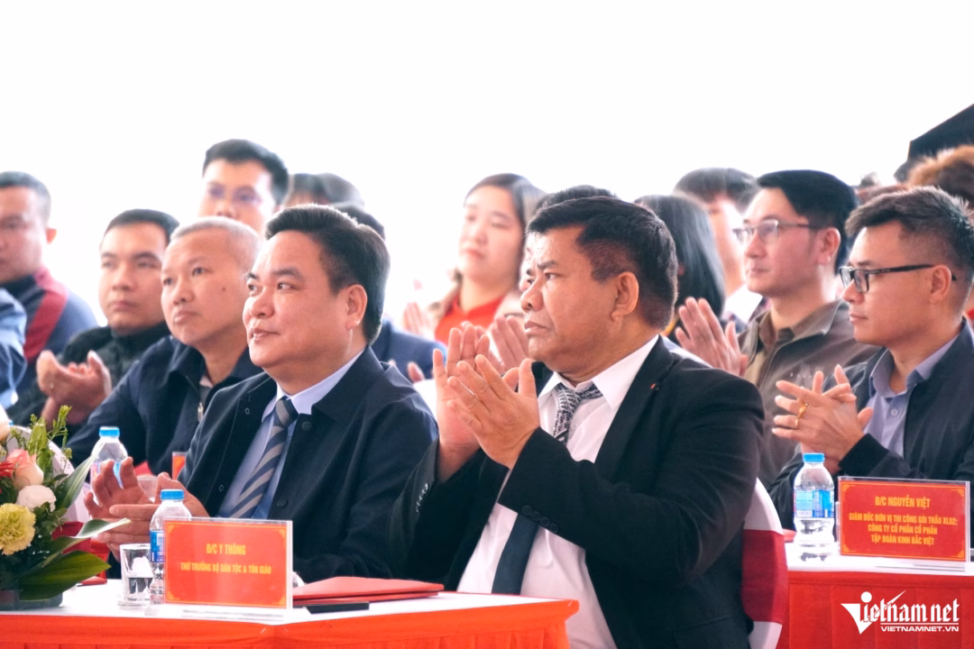 Thứ trưởng Y Th&ocirc;ng dự lễ khởi c&ocirc;ng dự &aacute;n tại Trường Dự bị Sầm Sơn