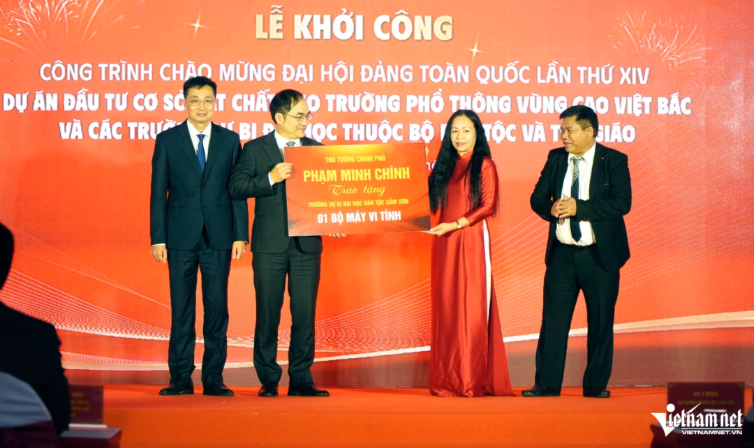 Thứ trưởng Y Th&ocirc;ng tặng bộ m&aacute;y t&iacute;nh cho trường