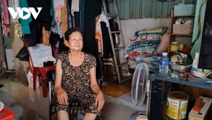 Chỉ đến cuối chiều, b&agrave; Tư mới trở về căn nh&agrave;, bật quạt l&ecirc;n ngồi vẫn n&oacute;ng.