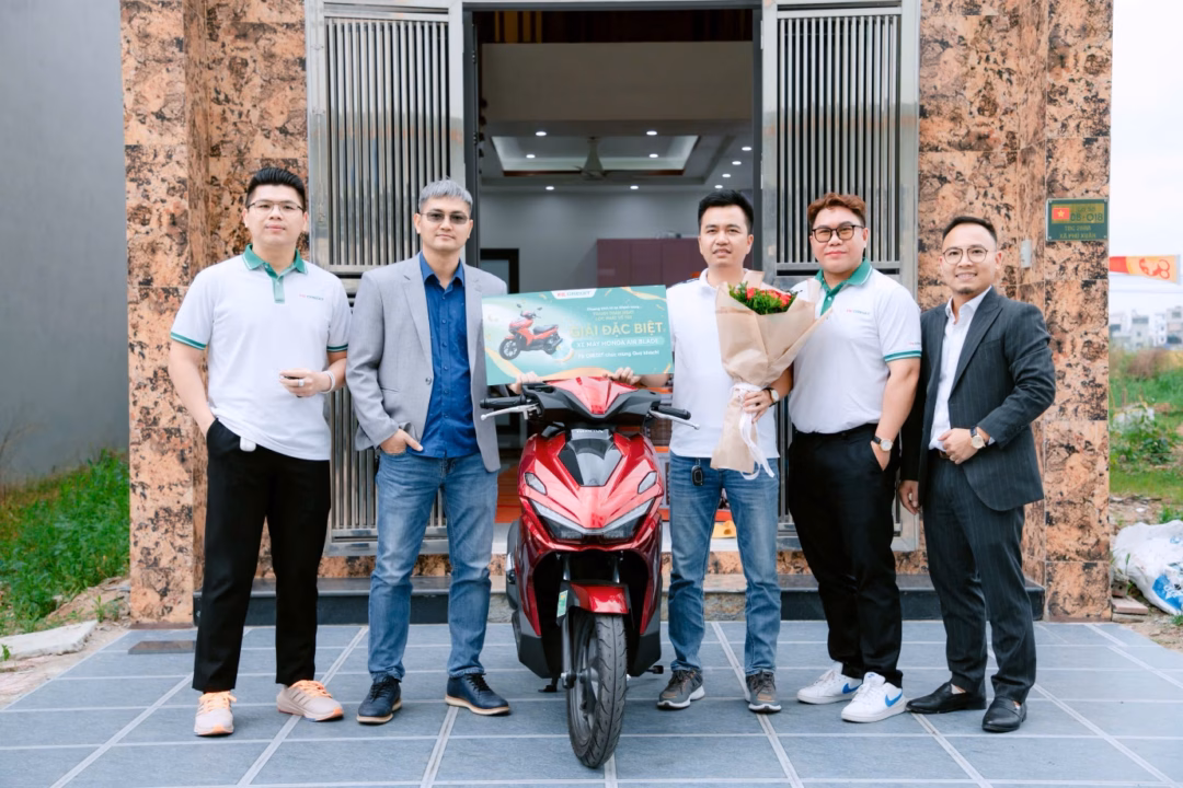 Đại diện FE CREDIT trao giải thưởng xe máy Honda Air Blade đến anh Phạm Công Văn. Ảnh: FE CREDIT.