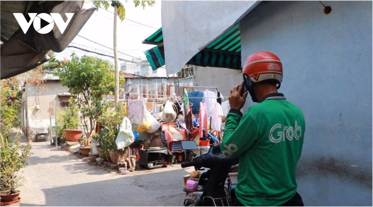 Giữa trưa nắng, nhiều t&agrave;i xế tắp app để kh&ocirc;ng ra đường nhưng &ocirc;ng Văn lại chấp nhận mệt mỏi để kiếm th&ecirc;m thu nhập.