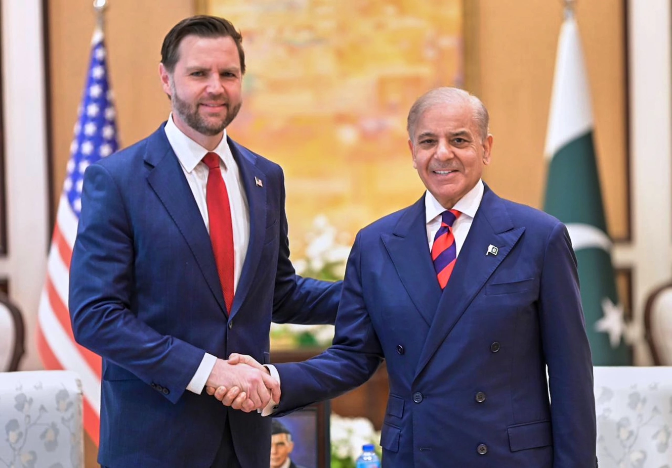 Phó tổng thống Mỹ JD Vance và Thủ tướng Pakistan Shehbaz Sharif trong cuộc đàm phán Mỹ - Iran tại Islamabad