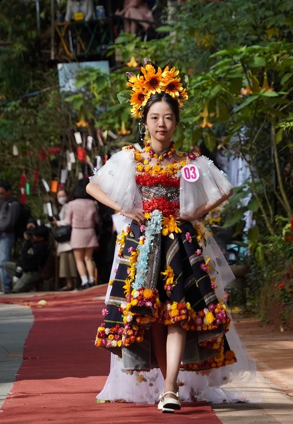 Hội thi có sự tham gia của138 người mẫu không chuyên chuyên là đoàn viên, thanh thiếu nhi đang sinh hoạt tại các trường tiểu học và trung học trên địa bàn TP Đà Lạt.