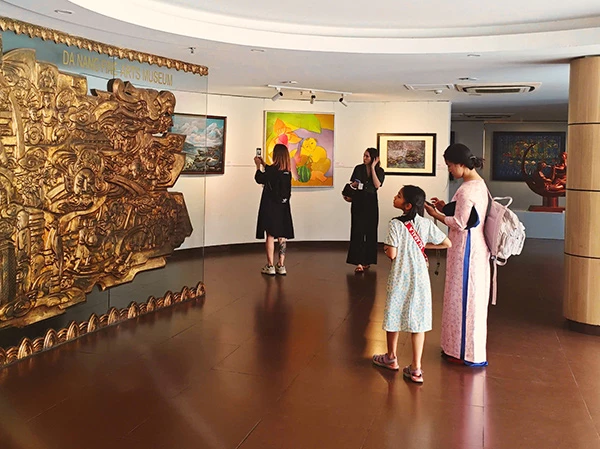 Người dân và du khách tham quan Bảo tàng Mỹ thuật Đà Nẵng. Người dân và du khách tham quan Bảo tàng Mỹ thuật Đà Nẵng.