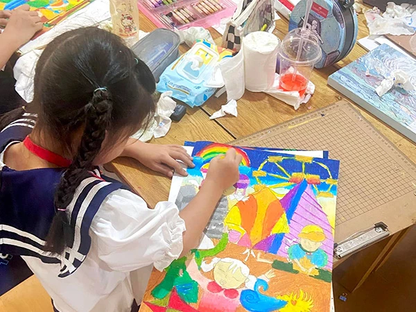 Trẻ em tham gia vẽ tranh tại Bảo tàng Mỹ thuật Đà Nẵng