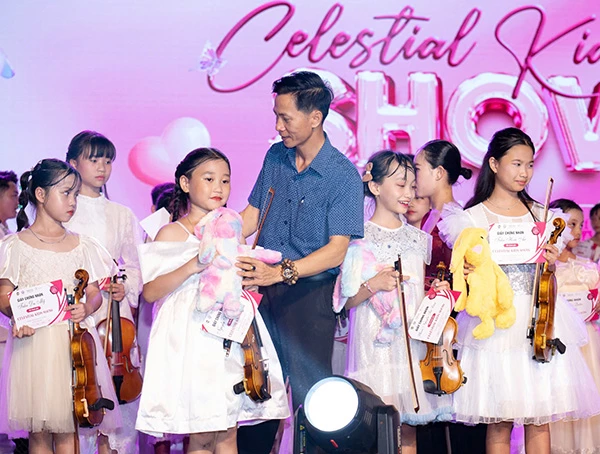 Ông Phùng Văn Thuận trao Giấy chứng nhận cho các tài năng nghệ thuật tham gia chương trình Ông Phùng Văn Thuận trao Giấy chứng nhận cho các tài năng nghệ thuật tham gia chương trình