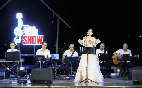 Các nghệ sĩ của Nhà hát Trưng Vương Đà Nẵng trình diễn trong chương trình âm nhạc Hoà Vang Show. Các nghệ sĩ của Nhà hát Trưng Vương Đà Nẵng trình diễn trong chương trình âm nhạc Hoà Vang Show.