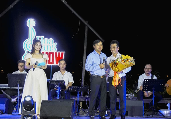 Ông Tô Hùng (áo xanh) Bí thư Huyện uỷ Hoà Vang tặng hoa chúc mừng NSUT Quang Hào sau thành công của chương trình Hoà Vang Show số đầu tiên. Ông Tô Hùng (áo xanh) Bí thư Huyện uỷ Hoà Vang tặng hoa chúc mừng NSUT Quang Hào sau thành công của chương trình Hoà Vang Show số đầu tiên.