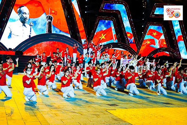 Buổi tổng duyệt hai chương trình nghệ thuật Buổi tổng duyệt hai chương trình nghệ thuật chào mừng 50 năm ngày giải phóng Đà Nẵng diễn ra tối 27/3.