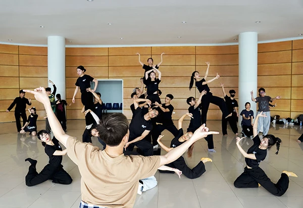 Các nghệ sĩ Nhà hát Trưng Vương đang tích cực tập luyện Các nghệ sĩ Nhà hát Trưng Vương đang tích cực tập luyện
