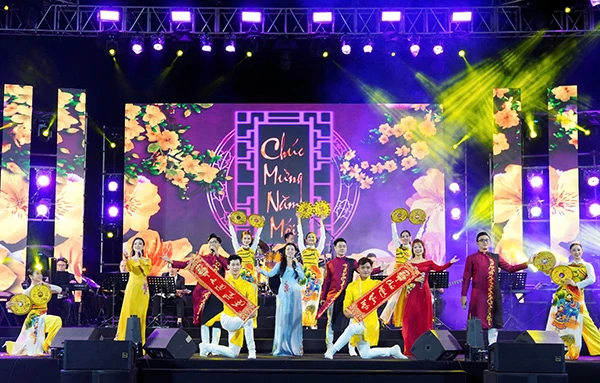 Các nghệ sĩ Nhà hát Trưng Vương Đà Nẵng sẽ thực hiện hai chương trình nổi bật chào đón xuân mới Ất Tỵ 2025. Các nghệ sĩ Nhà hát Trưng Vương Đà Nẵng sẽ thực hiện hai chương trình nổi bật chào đón xuân mới Ất Tỵ 2025.