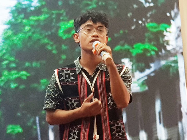 Ca sĩ nhạc rap người Cơ-Tu Huỳnh Hạ tại lễ hội âm nhạc