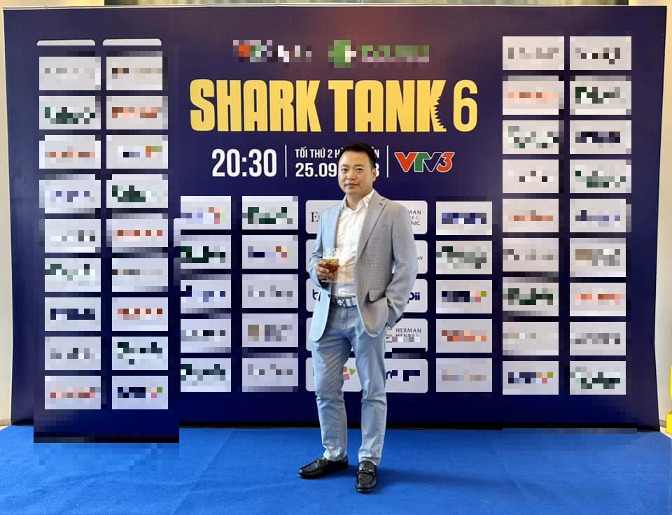 Shark Bình chia sẻ hình ảnh chụp tại khu vực thảm đỏ Shark Bình chia sẻ hình ảnh chụp tại khu vực thảm đỏ