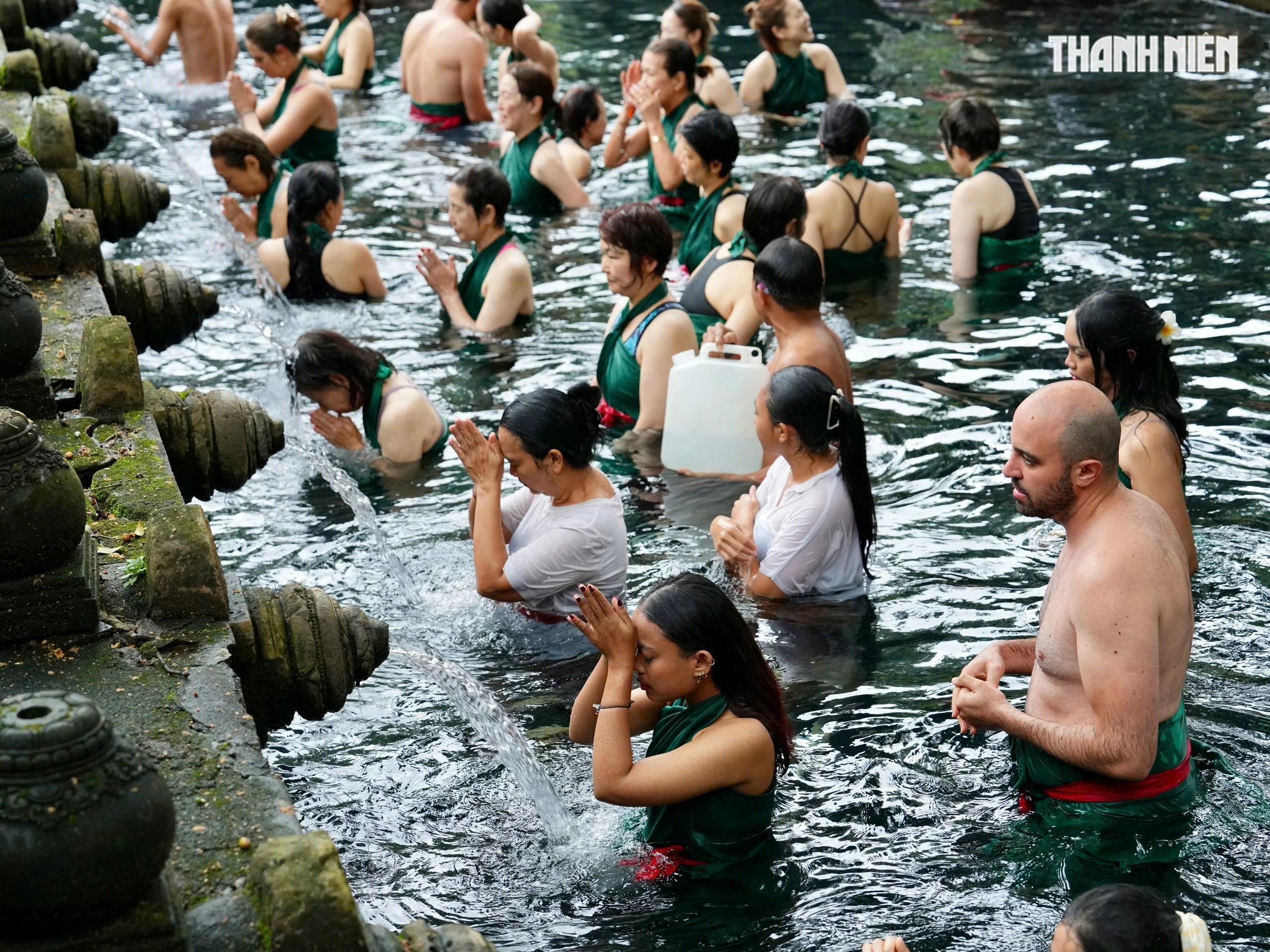 Đền Tirta Empul: Nơi linh thiêng của người Hindu ở Bali Người tham gia lễ tắm nước thánh phải mặc sà rông (khăn quấn truyền thống của người bản địa), đeo thắt lưng. Trước khi vào khu vực tắm, người dân thường dâng lễ cúng tại các bàn thờ nhỏ trong khuôn viên đền. Nghi lễ này được người dân bản địa tin rằng giúp rửa sạch nghiệp xấu, loại bỏ năng lượng tiêu cực, mang lại sự may mắn và tinh thần an lạc