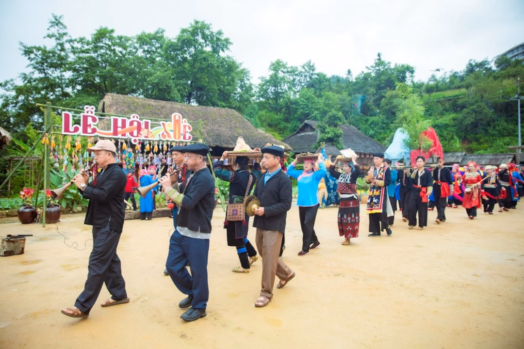 Lễ hội Xòe Fansipan: Trải nghiệm văn hóa độc đáo tại Tây Bắc Thầy mo người Tày thực hiện nghi lễ cúng bằng lời xướng và giai điệu, kết nối con người với trời đất, cầu phúc lành đến với cư dân Bản Mây và du khách tham dự.