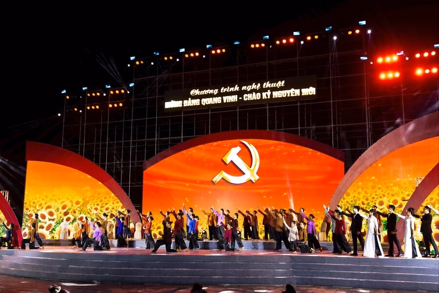 'Sinh ra tôi đã thấy cổng làng...'