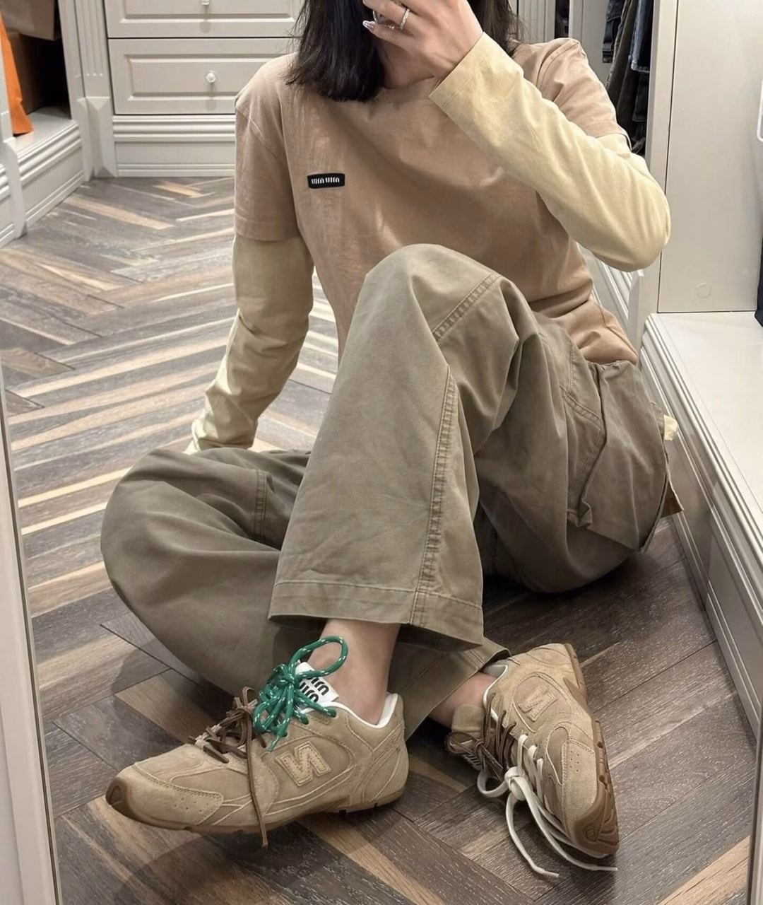 Màn collab “gây sốt” của Miu Miu x New Balance khi đưa đôi sneaker NB 574 cổ điển trở nên thời thượng.