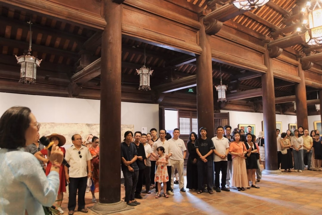 Họa sĩ Trường Thịnh (áo trắng) và KTS Trần Minh Tuấn (thứ 2 phải qua) cùng các họa sĩ tại triển lãm "Ngũ hình" (Ảnh: V.M).