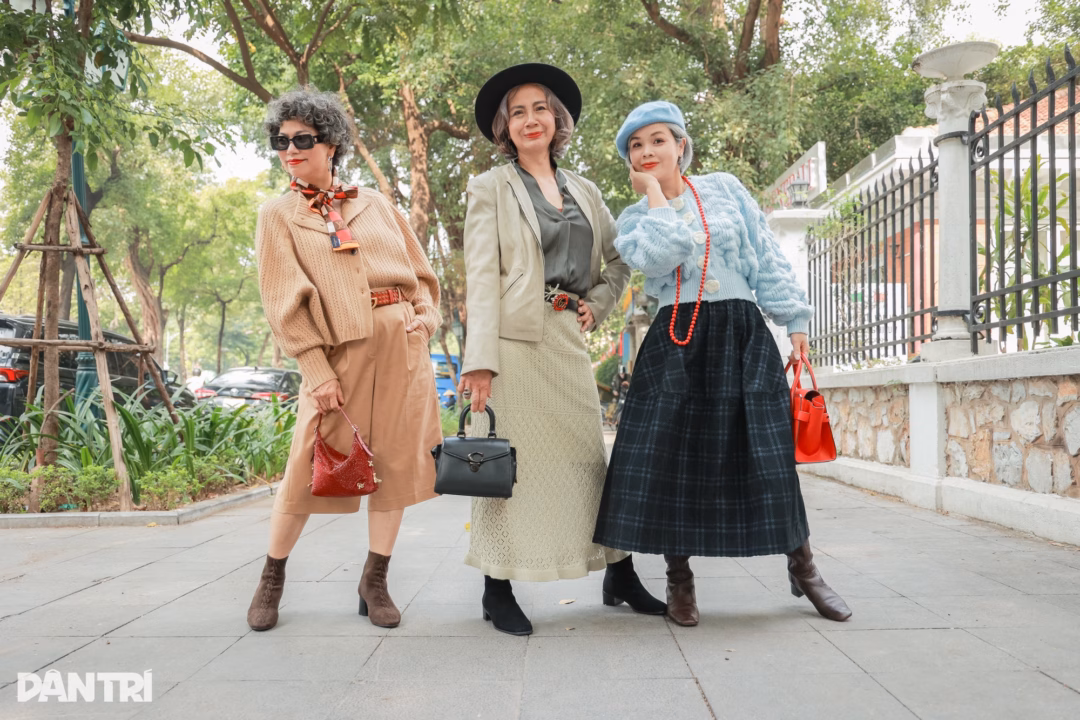 Hồng Hạnh với ch&acirc;n v&aacute;y len v&agrave; &aacute;o kho&aacute;c da, phụ kiện đen sang trọng