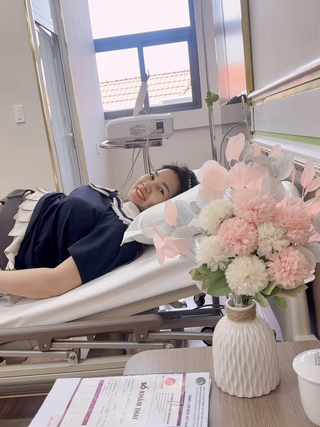 Cao Minh Đạt v&agrave; b&eacute; g&aacute;i trong buổi chụp h&igrave;nh gia đ&igrave;nh