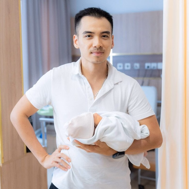 Ảnh minh họa Chồng H'Hen Niê có thói quen bế con như nâng tạ.