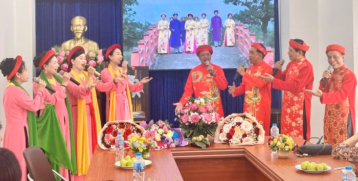 CLB D&acirc;n ca V&iacute; Giặm Lam Hồng biểu diễn tại chương tr&igrave;nh