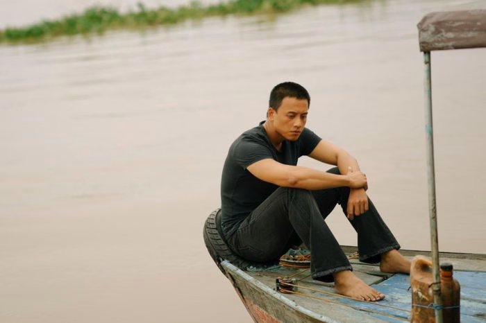 Đội ngũ sản xuất đang l&agrave;m việc trong ph&ograve;ng thu