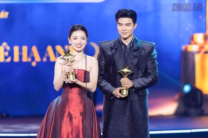 Lê Hạ Anh và Steven Nguyễn nhận giải Cặp đôi được yêu thích nhất Lê Hạ Anh và Steven Nguyễn nhận giải Cặp đôi được yêu thích nhất