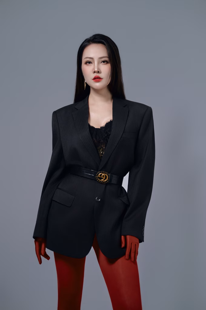 Đ&acirc;y l&agrave; phong c&aacute;ch kh&aacute;c biệt so với h&igrave;nh ảnh thanh lịch, nữ t&iacute;nh gắn b&oacute; với Thụy V&acirc;n suốt nhiều năm trước khi sinh con thứ hai.