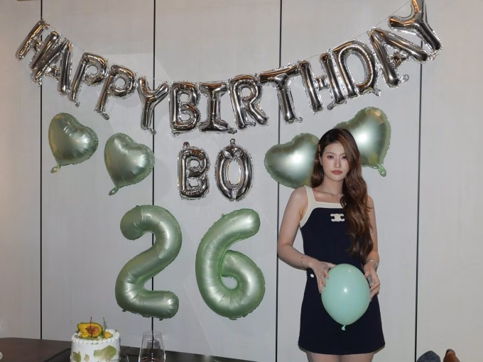 Chiếc b&aacute;nh kem trang tr&iacute; bơ tươi độc đ&aacute;o trong tiệc sinh nhật Đo&agrave;n Thi&ecirc;n &Acirc;n