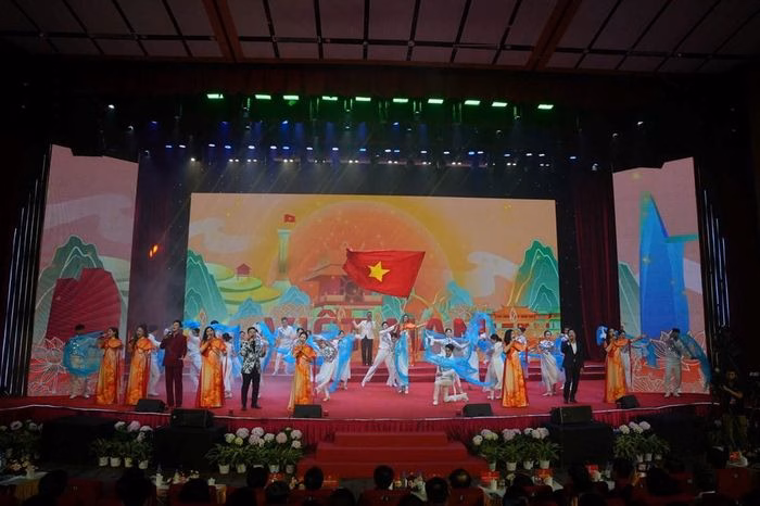 Chương trình nghệ thuật bế mạc Liên hoan Phát thanh toàn quốc XVII