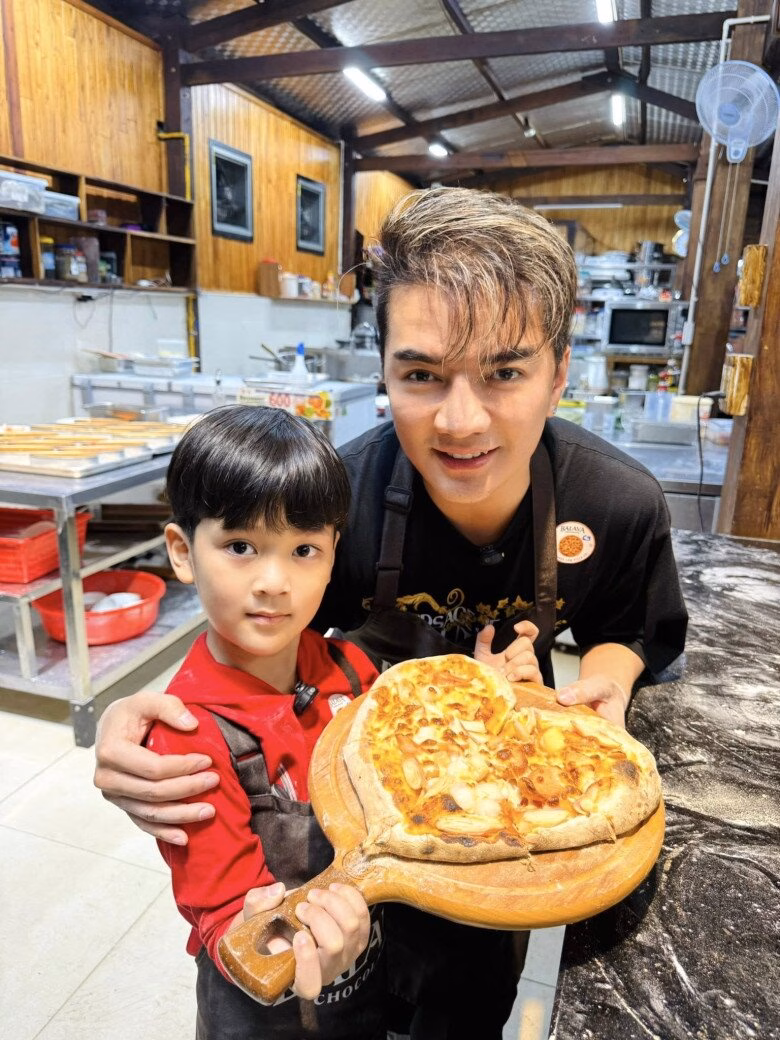 Con trai nam ca sĩ được cô giáo khen ngợi khi đi học ở trường.