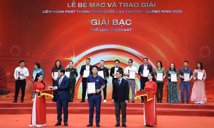 Đại diện B&aacute;o v&agrave; Ph&aacute;t thanh, Truyền h&igrave;nh Bắc Ninh nhận giải cho t&aacute;c phẩm về S&acirc;n bay Gia B&igrave;nh