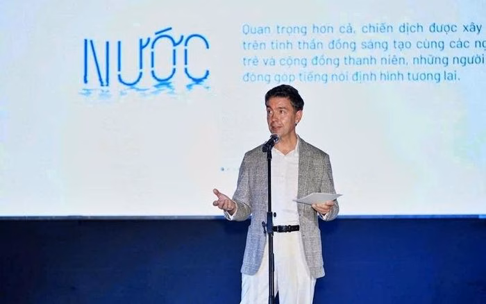 Đại sứ EU Julien Guerrier ph&aacute;t biểu tại sự kiện ra mắt vũ đạo Nước