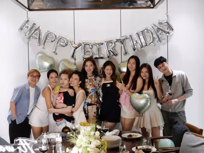 Đo&agrave;n Thi&ecirc;n &Acirc;n c&ugrave;ng những người bạn th&acirc;n thiết trong buổi tiệc sinh nhật