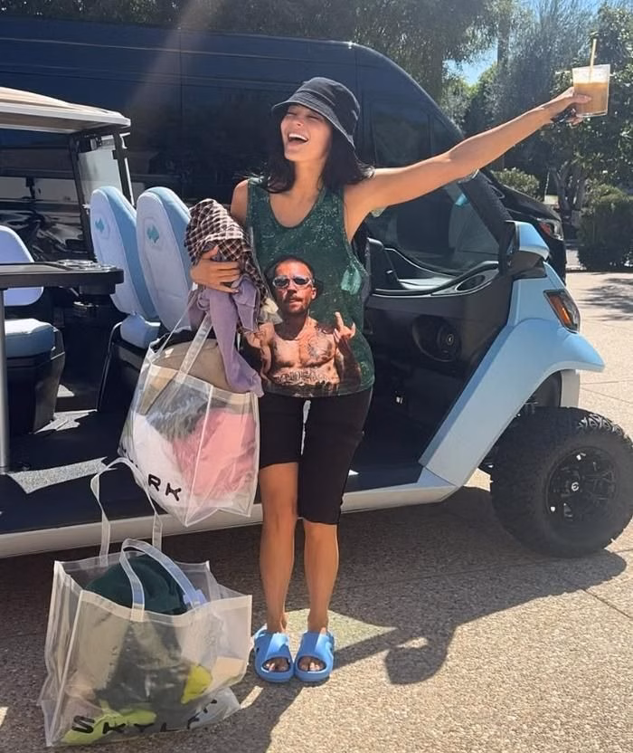 Kylie Jenner diện áo tank top Justin Bieber phong cách Bieberchella