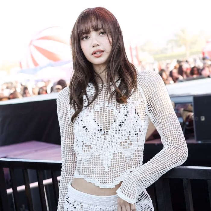 Lisa Coachella 2026 trong outfit ren lưới trắng gợi cảm