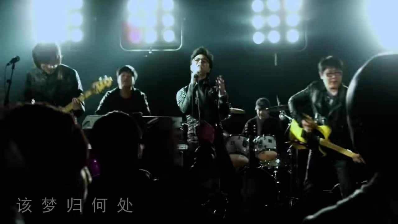 MV Tồn Tại của U&ocirc;ng Phong - một t&aacute;c phẩm thể hiện c&aacute; t&iacute;nh &acirc;m nhạc mạnh mẽ của nam ca sĩ