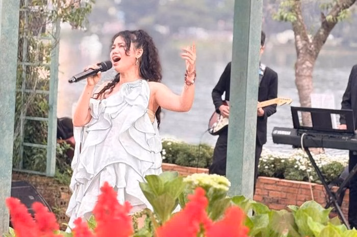 Nghệ sĩ trẻ Nhà hát Nghệ thuật Lâm Đồng biểu diễn nhiệt huyết