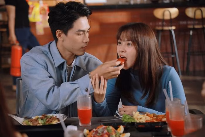 Tam Triều D&acirc;ng v&agrave; V&otilde; Điền Gia Huy trong phim V&igrave; Mẹ Anh Ph&aacute;n Chia Tay