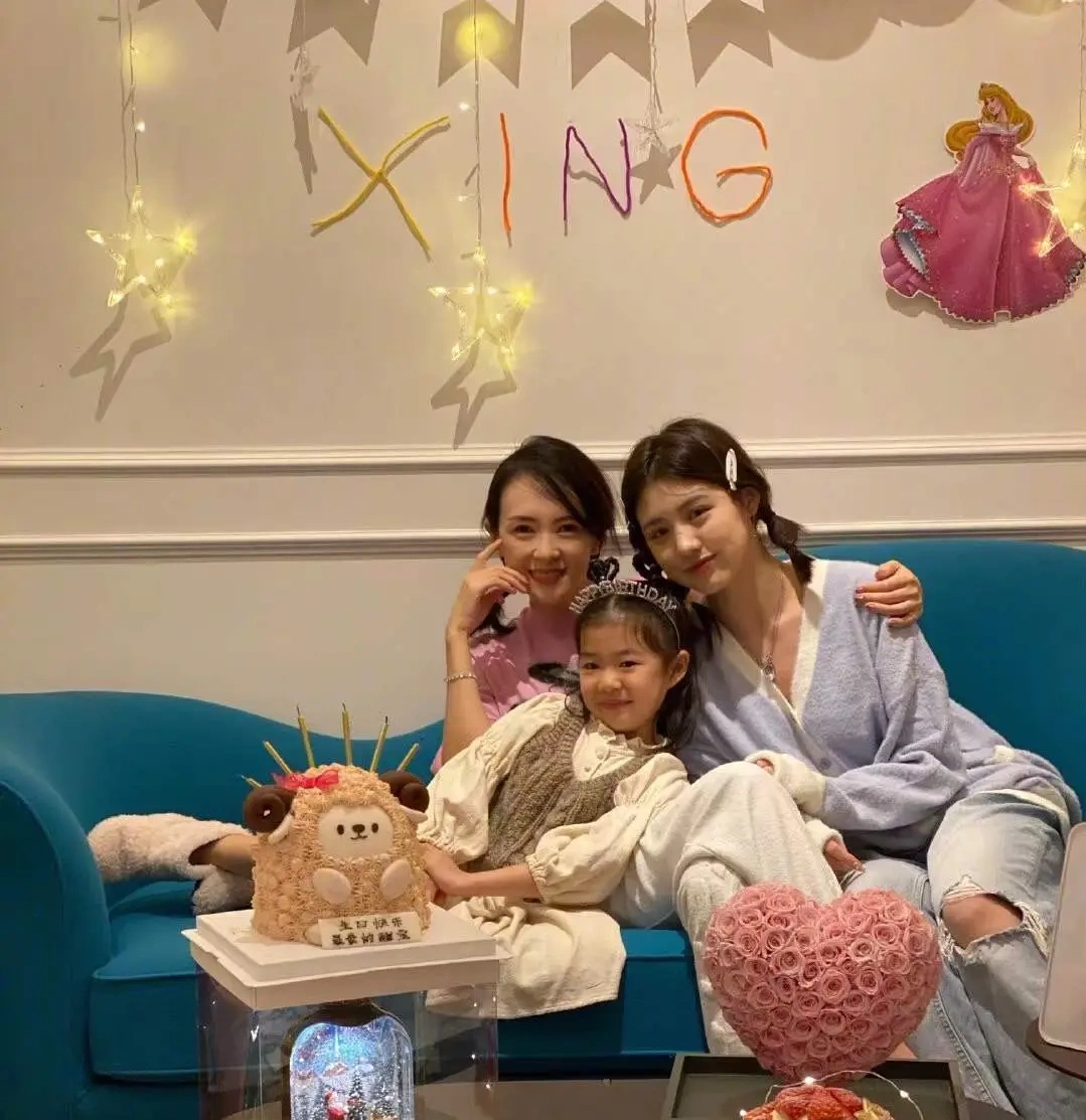 T&igrave;nh cảm gắn b&oacute; giữa U&ocirc;ng Mạn Hi, Chương Tử Di v&agrave; b&eacute; Tỉnh Tỉnh