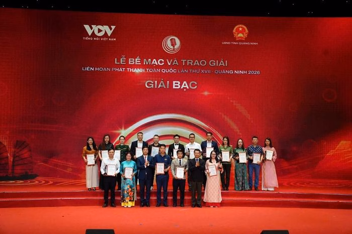 Trao giải Bạc cho các nhóm tác giả tại Liên hoan Phát thanh toàn quốc XVII