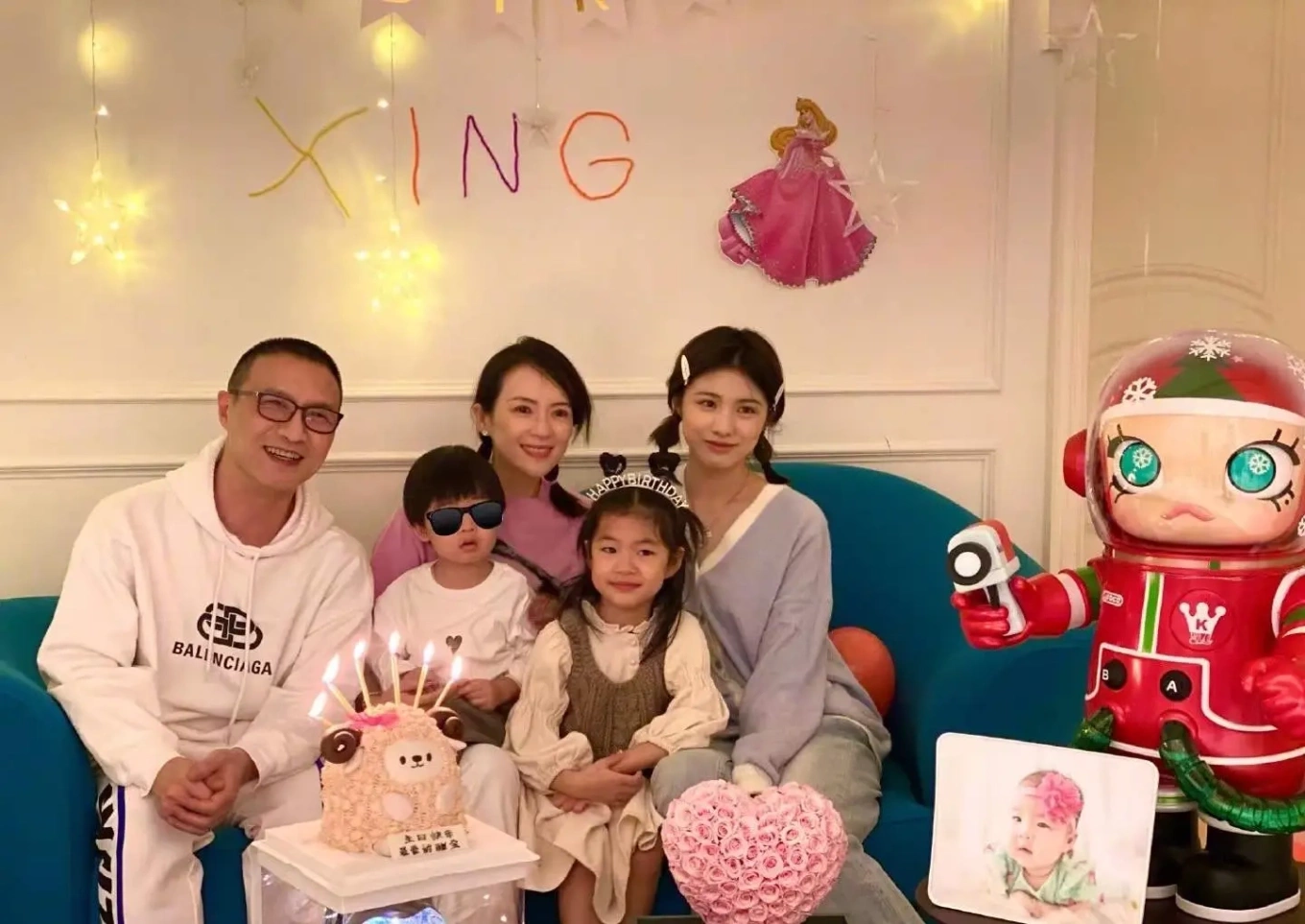 U&ocirc;ng Mạn Hi b&ecirc;n cạnh cha U&ocirc;ng Phong v&agrave; gia đ&igrave;nh mới, minh chứng cho sự thay thế vai tr&ograve; người mẹ