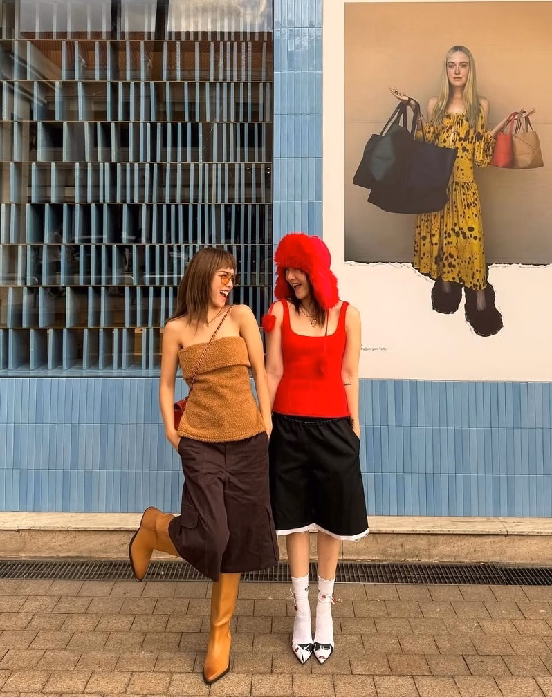 Yến Trang (tr&aacute;i), 42 tuổi v&agrave; Yến Nhi, 39 tuổi, c&ugrave;ng hoạt động s&aacute;u năm trong nh&oacute;m M&acirc;y Trắng ở thập ni&ecirc;n 2000. Sau khi rời nh&oacute;m, cả hai lập nh&oacute;m Song Yến.