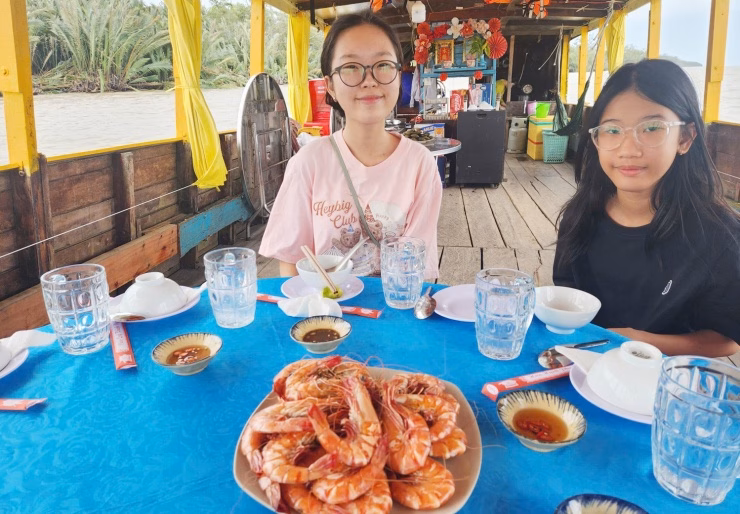 Tàu du lịch trên sông Hậu Tàu du lịch trên sông Hậu