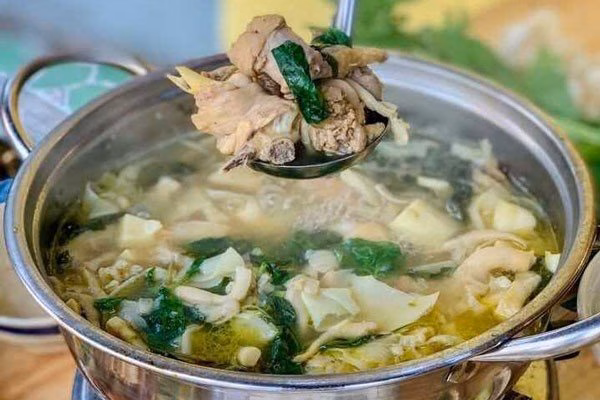 Lẩu gà lá é