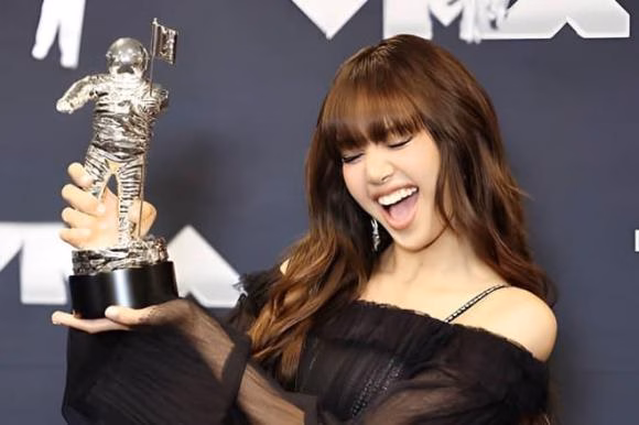 Lisa tại MTV EMAs 2024