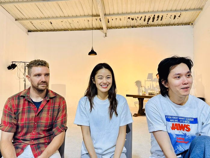 Đạo diễn và diễn viên chính Đạo diễn John Andrew Cunnington và hai diễn viên Nguyễn Minh Anh - Trần Quốc Nam
