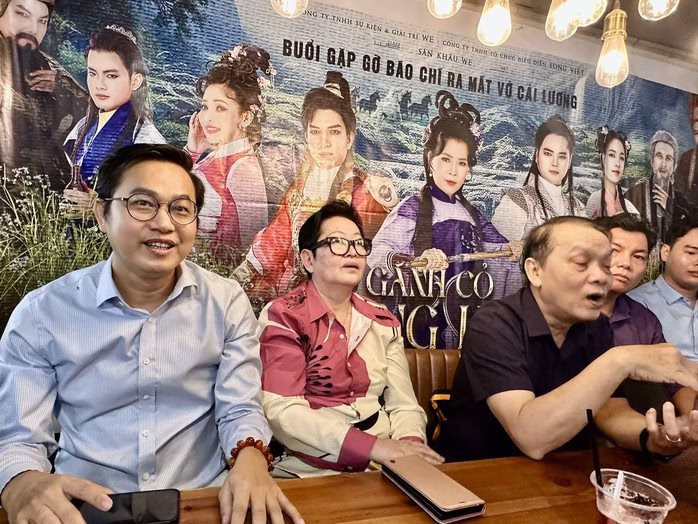 Từ trái sang: ông bầu Tuấn Đạt, NSƯT đạo diễn Hoa Hạ và soạn giả Hoàng Song Việt NSƯT Hoa Hạ dựng phiên bản mới cho