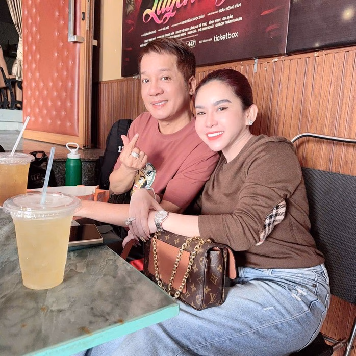 NSƯT Minh Nhí và NS Bình Tinh tại sân khấu Nghệ thuật Trương Hùng Minh NSƯT Minh Nhí và NS Bình Tinh tại sân khấu Nghệ thuật Trương Hùng Minh